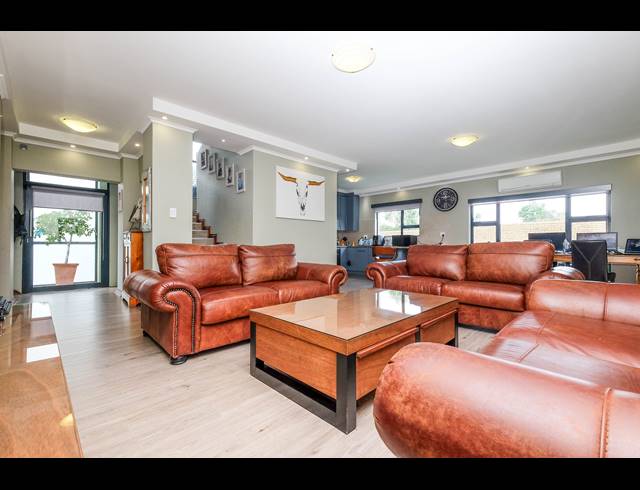 3 BEDROOM FREEHOLD FOR SALE IN CHANCLIFF RIDGE